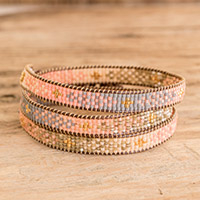 Wickelarmband aus Glasperlen, „Casual Mosaik“ – Handgefertigtes Wickelarmband aus Glasperlen mit Mosaikmuster