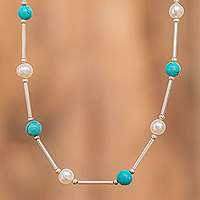 Collar de perlas cultivadas y cuentas de turquesa, 'Inocencia y Esperanza' - Collar de perlas cultivadas pulidas y cuentas de turquesa