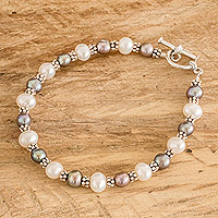 Pulsera con cuentas de perlas cultivadas, 'Meditaciones marinas' - Pulsera de perlas cultivadas blancas y grises de Costa Rica