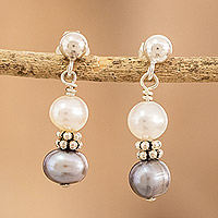 Pendientes colgantes con cuentas de perlas cultivadas, 'Meditaciones marinas' - Pendientes colgantes de perlas cultivadas blancas y grises