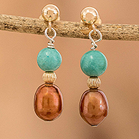 Pendientes colgantes de turquesa y perlas cultivadas con detalles en oro - Aretes colgantes de turquesa y perlas marrones con detalles en oro de 14 k