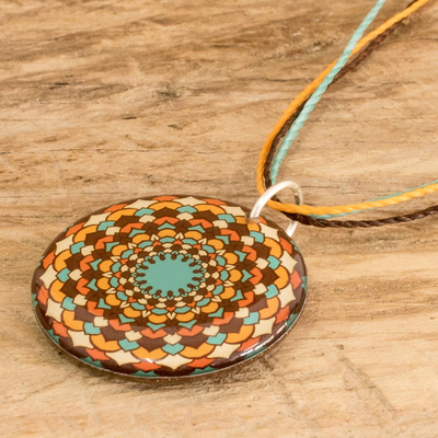 Halskette mit Anhänger aus Harz - Halskette mit Mandala-Anhänger aus Kunstharz in einer warmen Farbpalette