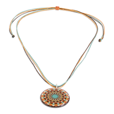 Halskette mit Anhänger aus Harz - Halskette mit Mandala-Anhänger aus Kunstharz in einer warmen Farbpalette