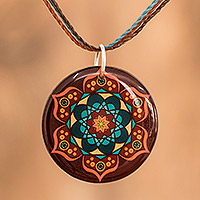 Halskette mit Harzanhänger, 'Mandala Magic' - Halskette mit Mandala-Harzanhänger aus Costa Rica