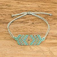 Armband mit Perlenanhänger, „Türkisfarbene Sechsecke“ – Handgefertigtes Armband mit geometrischem Perlenanhänger in Türkis