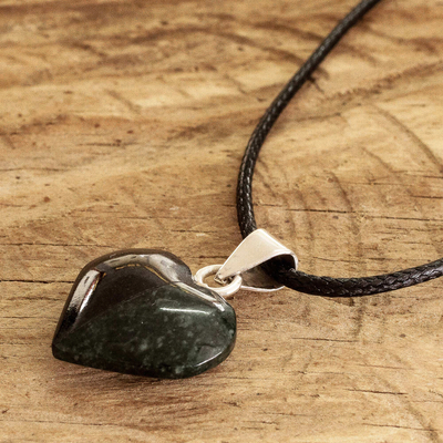 collar con colgante de jade - Collar con colgante de corazón de jade de dos tonos con detalles en plata 925