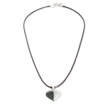 Halskette mit Jade-Anhänger - Zweifarbige Jade-Herz-Anhänger-Halskette mit silbernen Akzenten