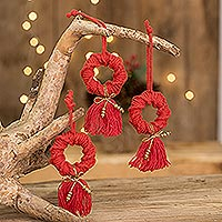 Makramee-Perlenornamente, „Die Süße von Weihnachten“ (3er-Set) – 3 Makramee-Weihnachtsornamente aus Glasperlen in Rot und Gold