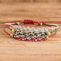 Armband aus Makramee-Perlen, „Family Tradition“ – Dreisträngiges Makramee-Armband mit Glasperlen