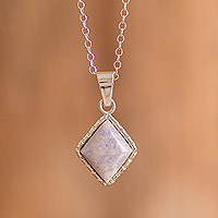 Halskette mit Jade-Anhänger, „Rhombus in Lavendel“ – Silberne Halskette mit rautenförmigem Lavendel-Jade-Anhänger