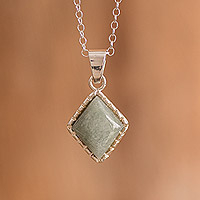 Collar colgante de jade, 'Rombo en verde' - Collar de plata 925 con colgante de jade verde en forma de rombo