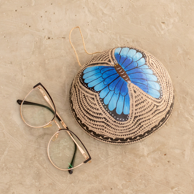 Wandschmuck aus getrocknetem Kürbis, 'Forest Monarch' - Handbemalte getrocknete Kalebasse Blauer Schmetterling Wandakzent