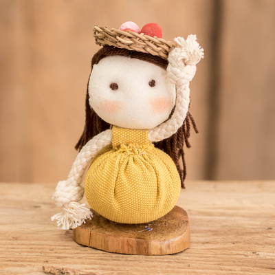 Dekorative Baumwollpuppe - Handgefertigte dekorative Puppe aus Baumwolle und Naturfasern in Gelb
