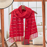 Rayon-Schal, „Among Threads in Red“ – handgewebter roter Schal mit Fransen aus Rayon in Guatemala