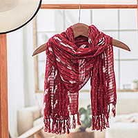 Baumwollschal, „Strawberry Shine“ – handgewebter roter Baumwollschal mit einem Gingham-inspirierten Muster