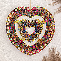 Corona de algodón, 'Amor calmante' - Corona de muñecos de algodón en forma de corazón hecha a mano en Guatemala