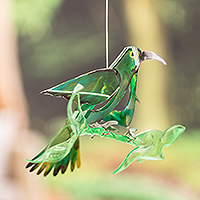 Mobile aus recyceltem Kunststoff, „Magical Fauna“ – handbemaltes Mobile aus recyceltem Kunststoff mit einem grünen Kolibri