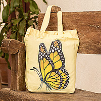 Handbemalte Einkaufstasche „Spring Wings“ – handbemalte Polyester-Einkaufstasche mit Schmetterlingsmotiv in Gelb