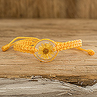 Natürliches Blumen-Makramee-Anhänger-Armband, „Sunny Gerbera“ – handgefertigtes gelbes Makramee-Anhänger-Armband mit natürlicher Blume
