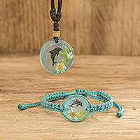 Conjunto de joyería de macramé, 'Sea Friend' - Conjunto de collar con colgante de delfín de resina y pulsera de macramé