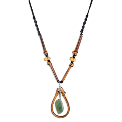 Halskette mit Anhänger aus Jade und Bambusperlen - Costa-ricanische handgefertigte Jade- und Bambusperlen-Anhänger-Halskette