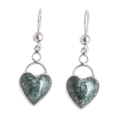 Ohrringe aus Jade, 'Sanfte Liebe - Ohrringe aus Jade in Herzform, hergestellt in Guatemala