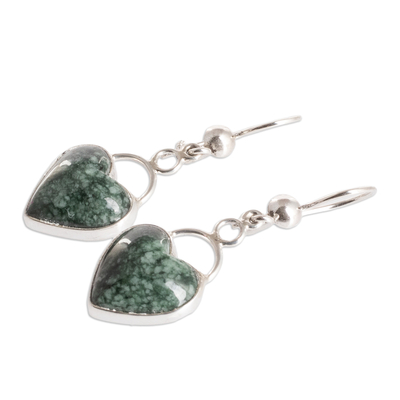 Ohrringe aus Jade, 'Sanfte Liebe - Ohrringe aus Jade in Herzform, hergestellt in Guatemala