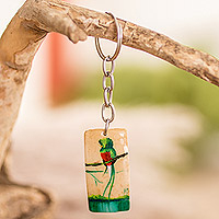 Schlüsselanhänger aus Kokosnussschale, „Curious Quetzal“ – handbemalter guatemaltekischer Quetzal-Vogel-Schlüsselanhänger aus Kokosnussschale