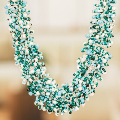 Statement-Halskette mit Perlen - Handgefertigte Perlen-Statement-Halskette in Türkis, Aqua und Weiß