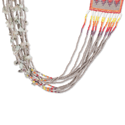 Lange, mehrreihige Perlenkette - Graue lange Perlenkette mit mehreren Strängen und bunten Motiven