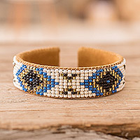 Manschettenarmband aus Glasperlen mit Lederakzent, „Deity Diamonds“ – Manschettenarmband aus elfenbeinfarbenen und blauen Glasperlen mit Leder