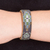 Manschettenarmband aus Glasperlen mit Lederakzent, „Lake Atitlan“ - Manschettenarmband mit floralen Glasperlen und Lederstruktur