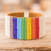 Manschettenarmband aus Glasperlen mit Lederakzent, „Rainbow Revival“ – Manschettenarmband aus Glasperlen mit Lederakzent in Regenbogenfarben