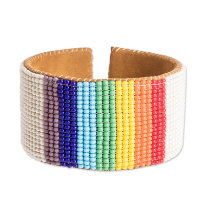 Manschettenarmband aus Glasperlen mit Lederakzent - Regenbogen-Manschettenarmband aus Glasperlen mit Lederakzent