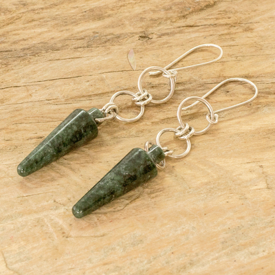 Jade-Ohrringe - Silberne und grüne Jade-Ohrhänger mit Pendel und Creolen