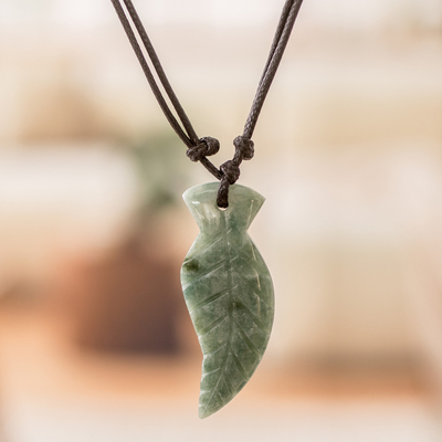 Collar con colgante de plumas de jade verde con cordón - Pluma