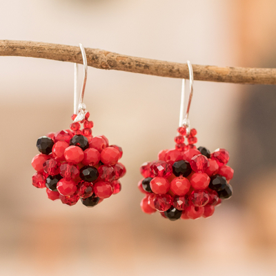 Perlen-Cluster-Ohrringe - Cluster-Ohrringe aus roten und schwarzen Glasperlen mit silbernen Haken
