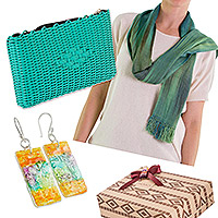 Caja de regalo curada, 'Reciclado en turquesa' - Set de regalo con bufanda, bolso de mano tejido a mano y aretes reciclados