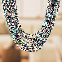 Lange Halskette mit Glasperlen, „Trendy Mist“ – Handgefertigte lange Halskette mit grauen und türkisfarbenen Glasperlen