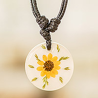 Natürliche Blumen-Anhänger-Halskette, „Loyalty Sunflower“ – Runde gelbe natürliche Sonnenblumen- und Harz-Anhänger-Halskette