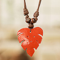 Halskette mit Anhänger aus Holz und Kalebasse, „Jungle Red“ – Halskette mit Blattanhänger aus rotem Kalebasse mit Holzperlen