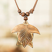 Halskette mit Anhänger aus Holz und Kalebassenkürbis, „Die Lautenschildkröte“ – handgefertigte Halskette mit Anhänger aus Kalebassenkürbis und Lautenschildkröte