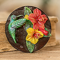 Magnet aus Holz und kaltem Porzellan, „Der tropische Kolibri“ – Kolibri-Magnet aus bemaltem Kiefernholz und kaltem Porzellan