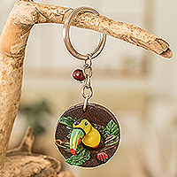 Schlüsselanhänger aus Holz und kaltem Porzellan, „Der kleine Tukan“ – Handgefertigter Tukan-Schlüsselanhänger aus bemaltem Kiefernholz und kaltem Porzellan
