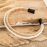 Makramee-Stirnband aus Jute und Baumwolle, „Cascade“ – Handgefertigtes Jute-Stirnband mit Baumwoll-Makramee-Akzent in Elfenbein