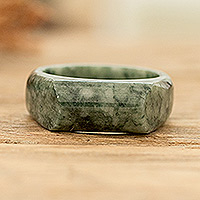 Jade-Bandring, „Vitality Silhouettes“ – moderner geometrischer natürlicher Jade-Bandring in Dunkelgrün