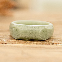 Anillo de banda de jade, 'Siluetas de serenidad' - Anillo de banda de jade natural geométrico moderno en verde brillante