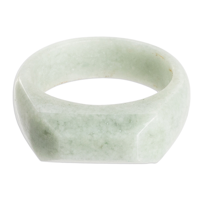 Jade-Bandring - Moderner geometrischer Bandring aus natürlicher Jade in leuchtendem Grün