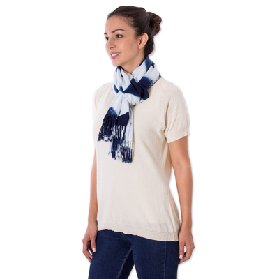 Bufanda de algodón - Bufanda de algodón con flecos en color índigo y blanco con temática de rombos