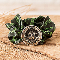 Armband mit Anhänger aus Nickel und Seide, „E Essence“ – Armband aus Nickel mit E-Zeichen-Anhänger und grünem Seidentextil